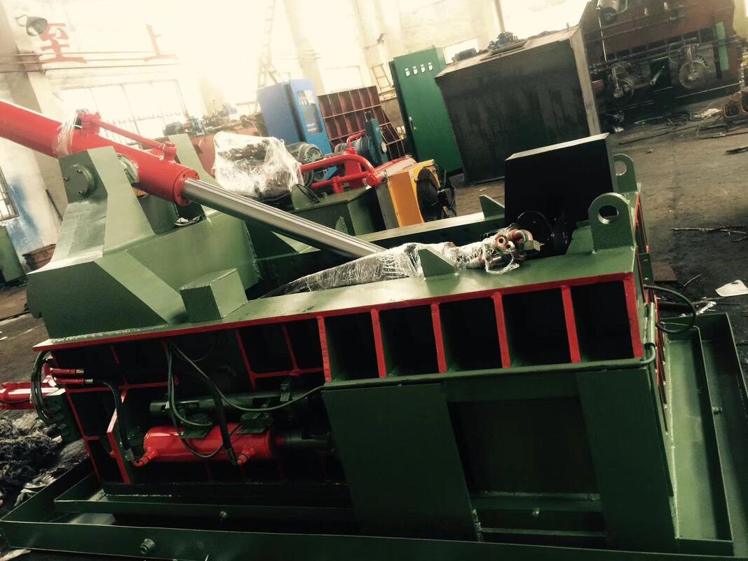 2000 kN Ferrous Scrap Baler 2000–4500 kg/h with High bale density for metal processing workshops